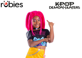 K-Pop Demon Hunters Mia kids costume – yellow skirt, printed crop top and leggings inspired by the Netflix animated movie.

Kids Mia K-Pop Demon Hunters costume featuring yellow skirt, printed top, attached leggings and pink charm accessory.

Mia K-Pop Demon Hunters costume crop top close-up with digital print and short sleeves.

Yellow skirt with attached printed leggings from Mia K-Pop Demon Hunters kids costume.

Mia K-Pop Demon Hunters costume accessories including felt neckpiece with printed gem and pi